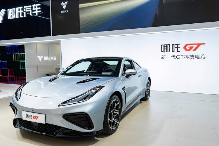 重庆328哪吒汽车在智能汽车领域的表现，领途汽车在新能源汽车市场中的影响力